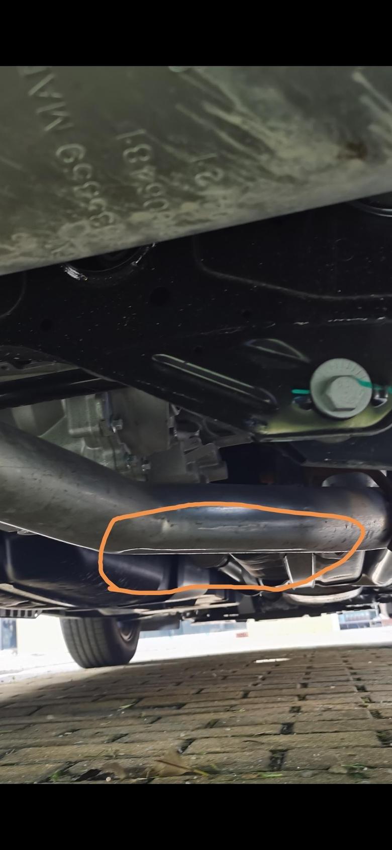 凯迪拉克xt5 排气管中段有个长条形凹陷，你们的车有吗？