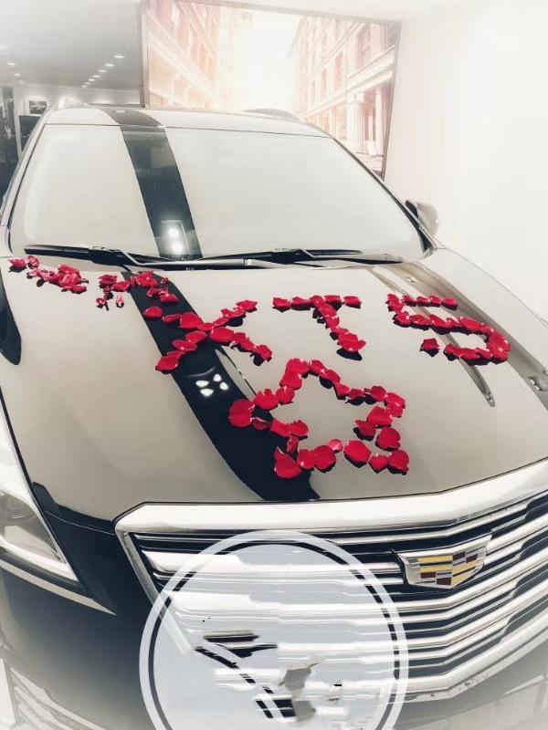 凯迪拉克xt5 迟到的提车作业，之前去提车的时候，店里还精心的用玫瑰花瓣把车给装饰了一下，服务很是用心哦​​​