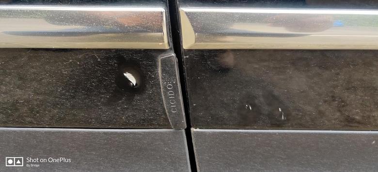 凯迪拉克XT5第一次受伤高速上被飞来的石头砸了一个小坑，补漆说要整个门喷漆。放弃了。直接贴一个凯迪拉克铂金版车贴覆盖。高端大气上档次