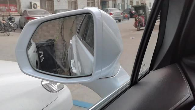 凯迪拉克xt5 XT5二豪，提车时没注意，回家发现后视镜折叠最后是顶在玻璃上的，这个不正常吧，车友们有这情况的吗？