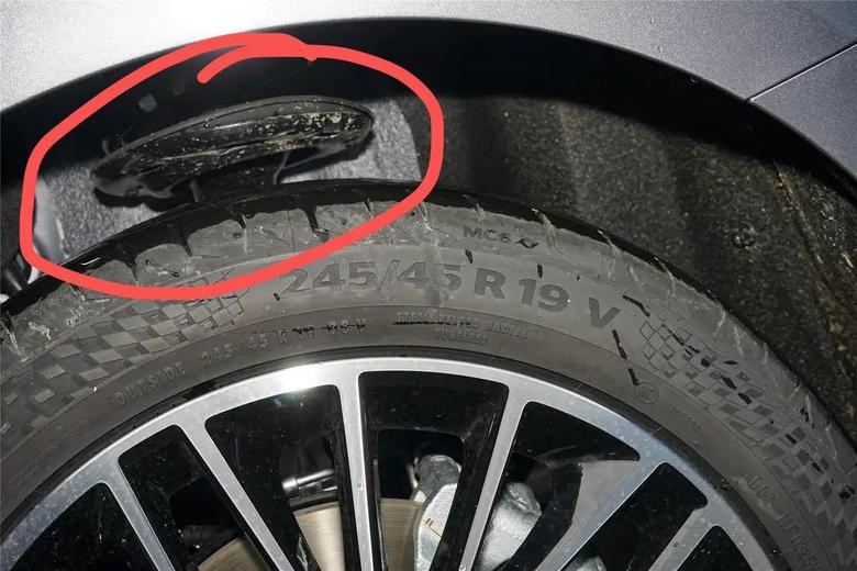 突然发现汉DM后轮胎这个位置有个橡胶套盖在上面，但是我的怎么和这个圆盘不闭合类似于翘掉了一样向上翻的，这样算有问题吗