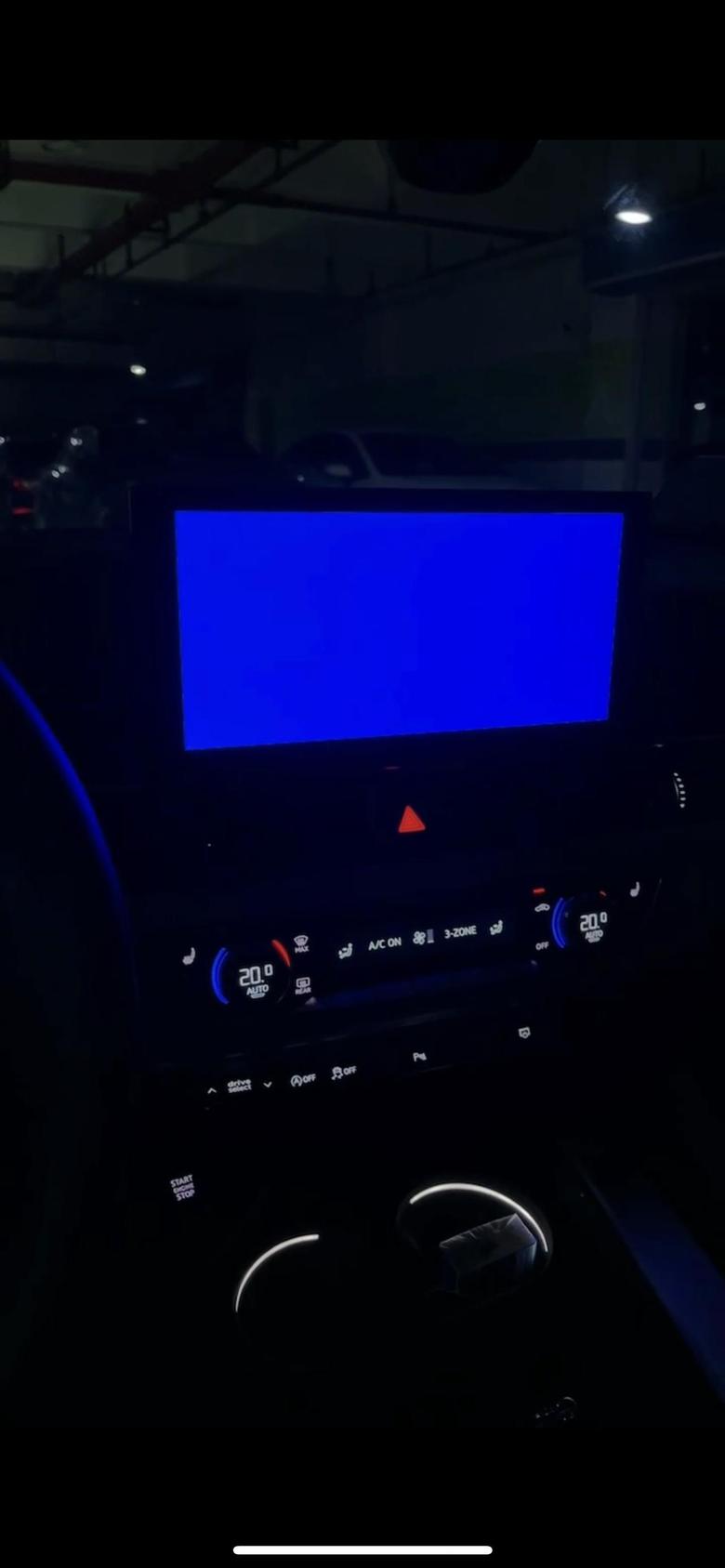 奥迪a5 刚提车一个星期今天开着开着高速中控屏幕突然变蓝了重启也是一样有人知道怎么回事吗