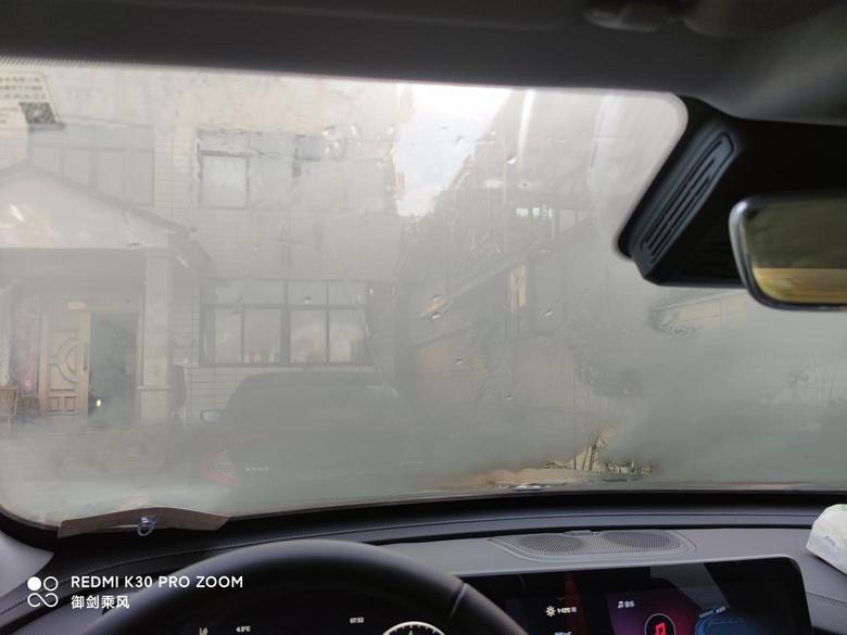 瑞虎8 plus 为什么瑞虎8plus天气冷的时候，车窗里面就容易积攒雾气，尤其是前挡风玻璃的那里。我看了一下看别人的思域啊跟现代途胜好像都不会嘛，这是什么原因呢？