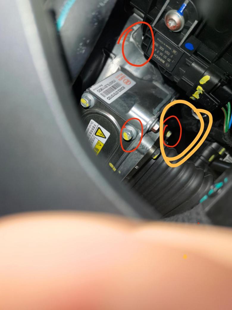 汉dm 车友们，发动机舱右前方的这个配件画黄圈的螺丝上的黄色记号漆有螺旋状的划痕，像是被拧过，这正常么？