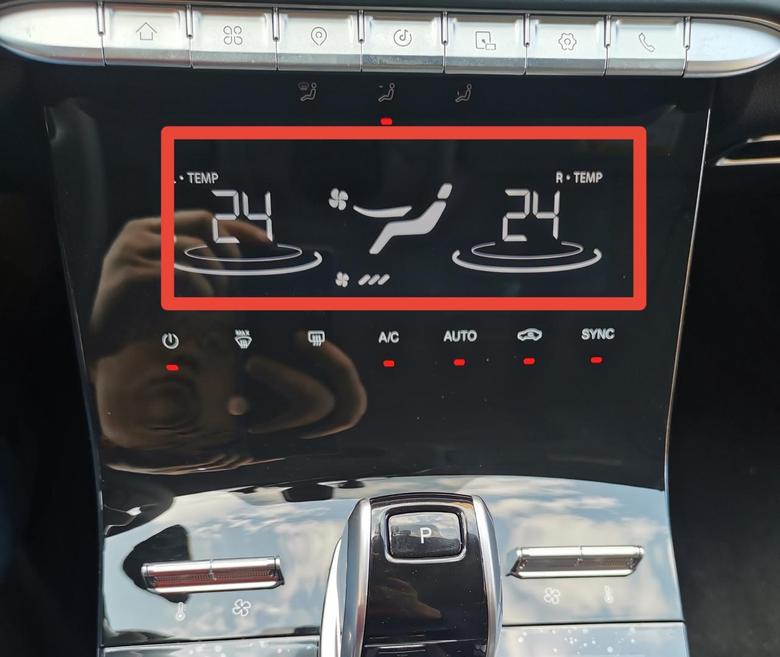 瑞虎8 plus 才提车时空调主面板温度显示24，与上面屏显示屏温度一样。后来不知道按到哪里了，现在下面显示74，上面还是显示24。哪位大神知道什么原因吗？怎么能调的回来？