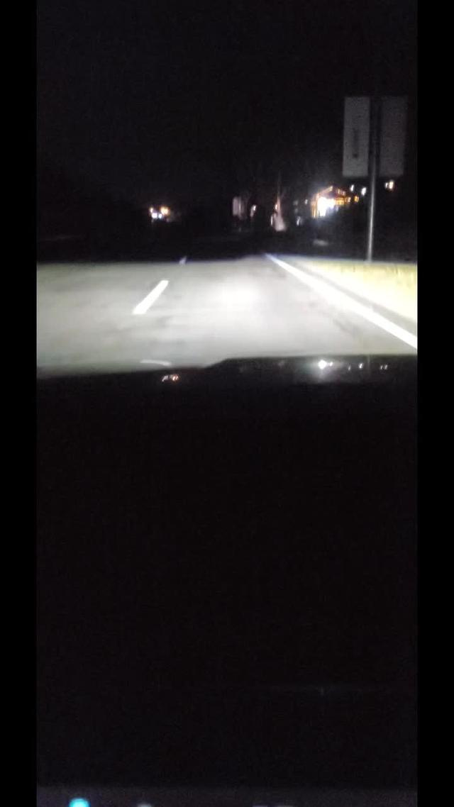 瑞虎8 plus 为什么我的车灯光有些靠右呢，在道路中间行驶，左侧车灯切线都照到右边路边了。你们的也是这样吗？
