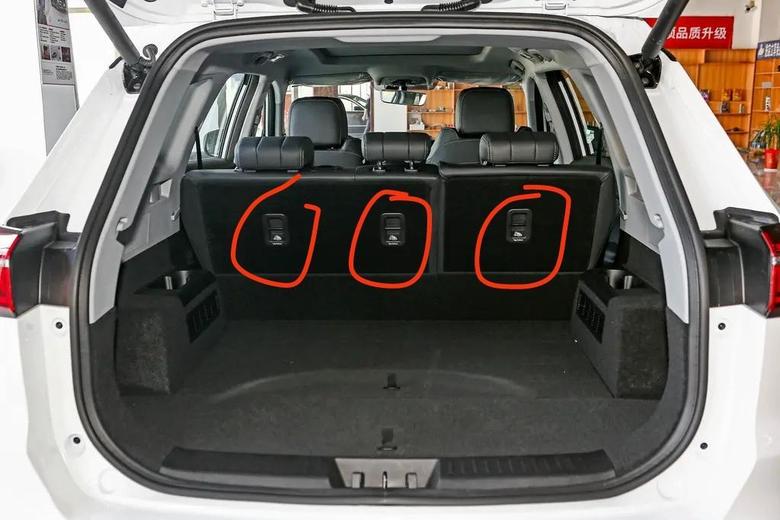 瑞虎8 plus 大侠们：五座瑞虎8plus从后备箱看后排座椅，后面三个扣手，是什么用处呢？