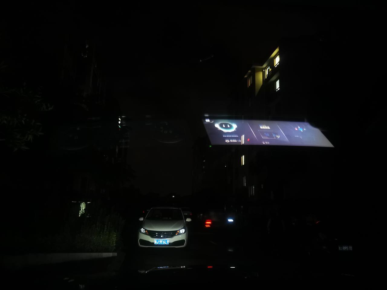 瑞虎8 plus 夜间开车双联屏的投影会清晰的出现在前挡风玻璃上，有点影响视线。