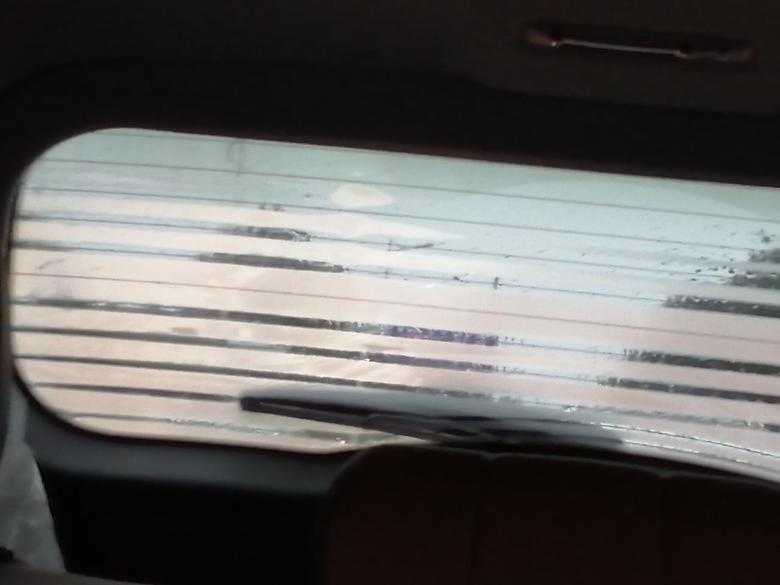 瑞虎8 plus 车内起雾，打开车后玻璃加热后是这种现象，大家看看有没有问题，个人觉得有一条加热丝没起作用。请大家指教。