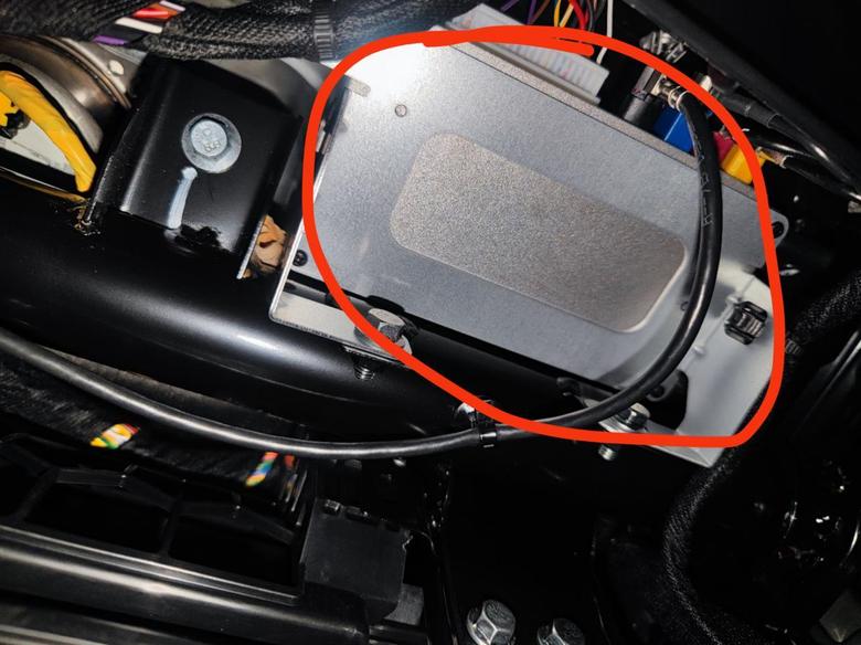 瑞虎8 plus 刚开始以为是高音喇叭的声，4s店换了个，问题依旧，再仔细听是从A柱金属孔洞里传来的，贴了隔音棉，还是响。最后找修车的才确认是图片中那个东西在响，位置在手套箱上方，右侧空调出风口的后面。这是个什么东西，车一解锁就有电流声是不是正常的？