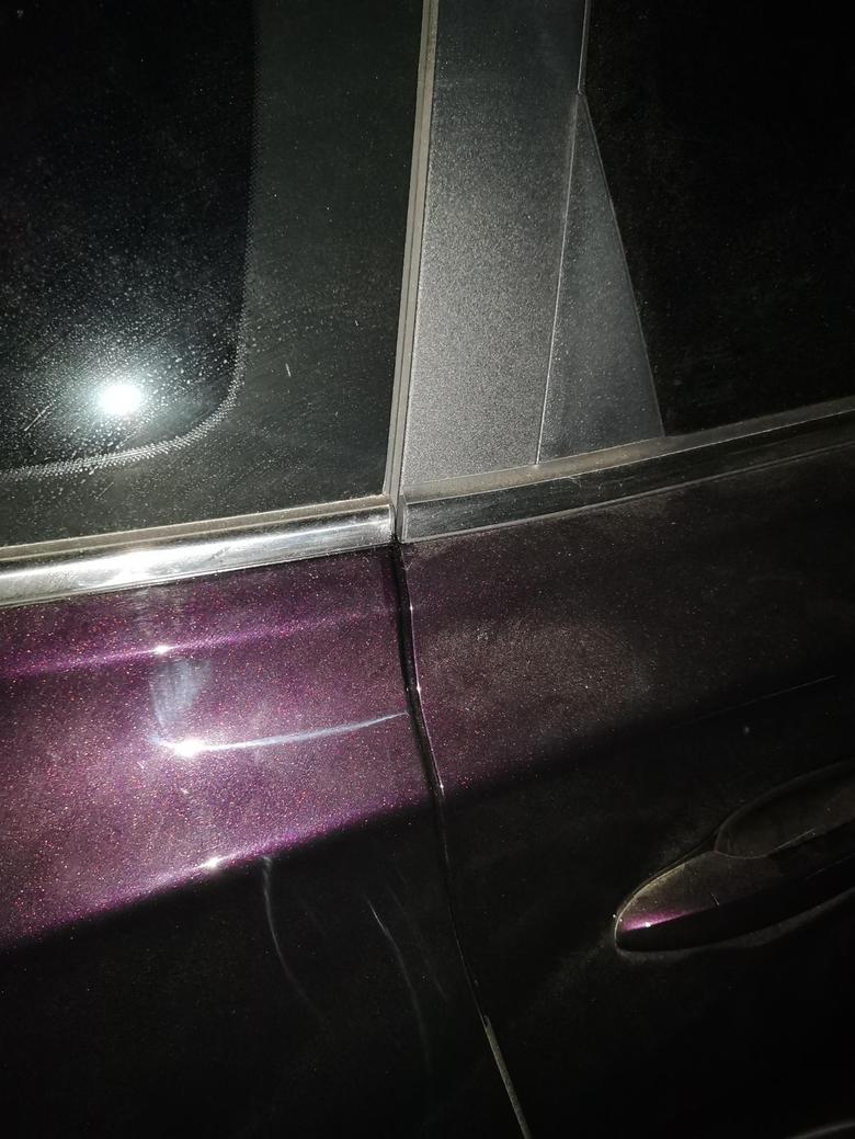 瑞虎8 plus 各位车友，右后窗镀铬条下沿靠近门缝这里渗油是什么原因？