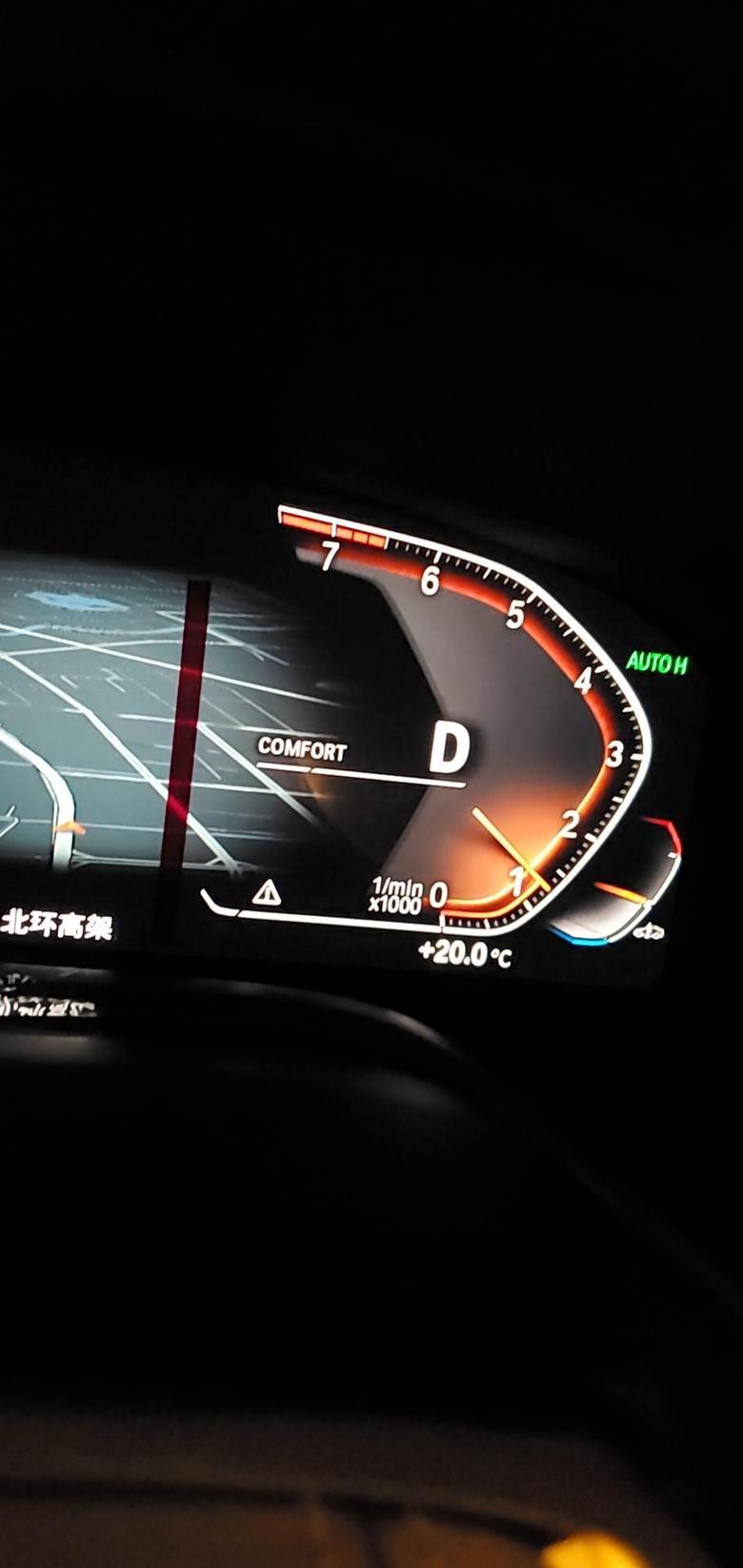 宝马7系 740新车这个转速表下面的白色三角形警示是什么意思啊?