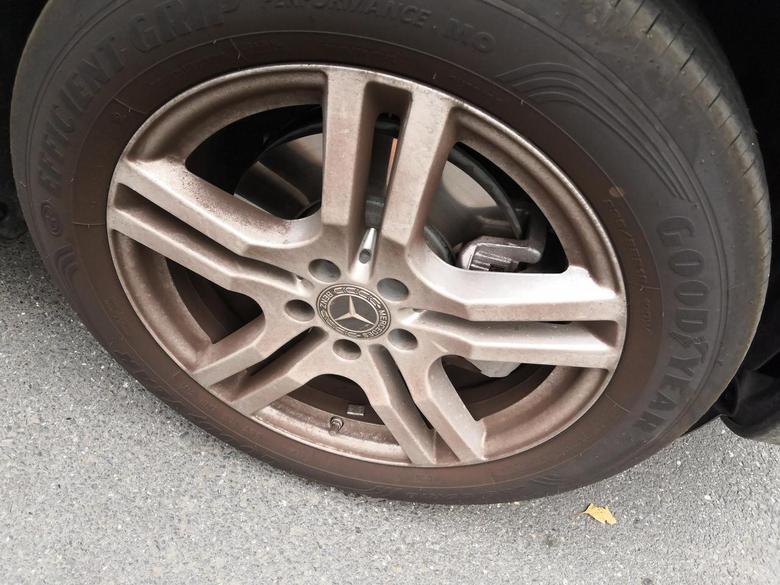 奔驰glb 新车一千公里，轮毂有这种锈色的灰尘，是刹车片磨合期摩擦产生的吗。另外不拆卸的化，从轮毂看不到刹车片的厚度。