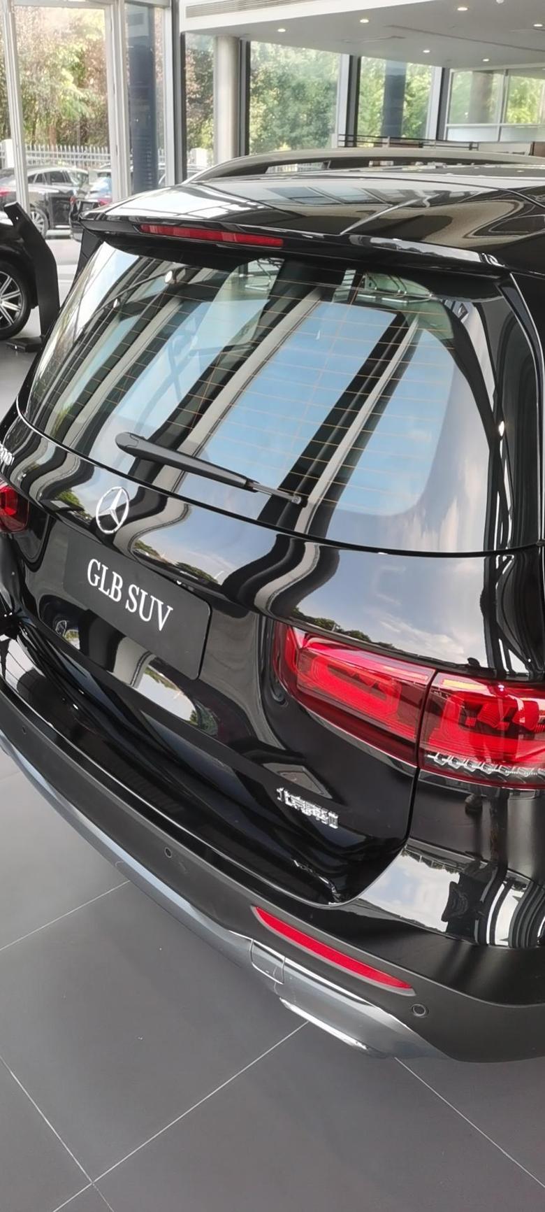 奔驰glb 裸车优惠5.3购置税2.4保险7000上牌100016800装饰8次保养，行车记录仪，底盘装甲，脚垫，镀晶，全车膜。