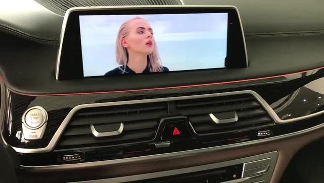 宝马7系 实现满屏播放视频，行驶中播放视频！