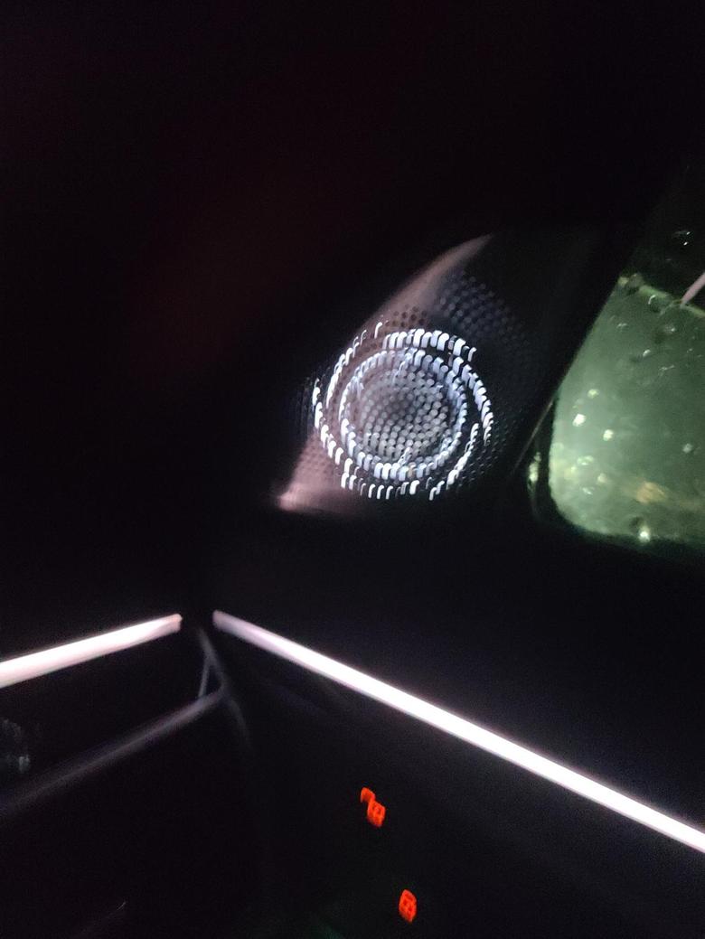 宝马7系 7系行政标配的宝华韦健音响都是白色的光么，不能随氛围灯改变么，还有高音的下面宝华韦健的标志是不亮的么？