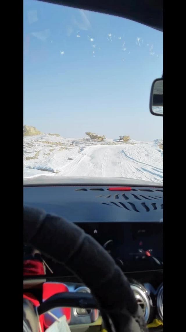在新疆戈壁雪地驾驶奔驰GLB200时尚款，动力足够满足日常。