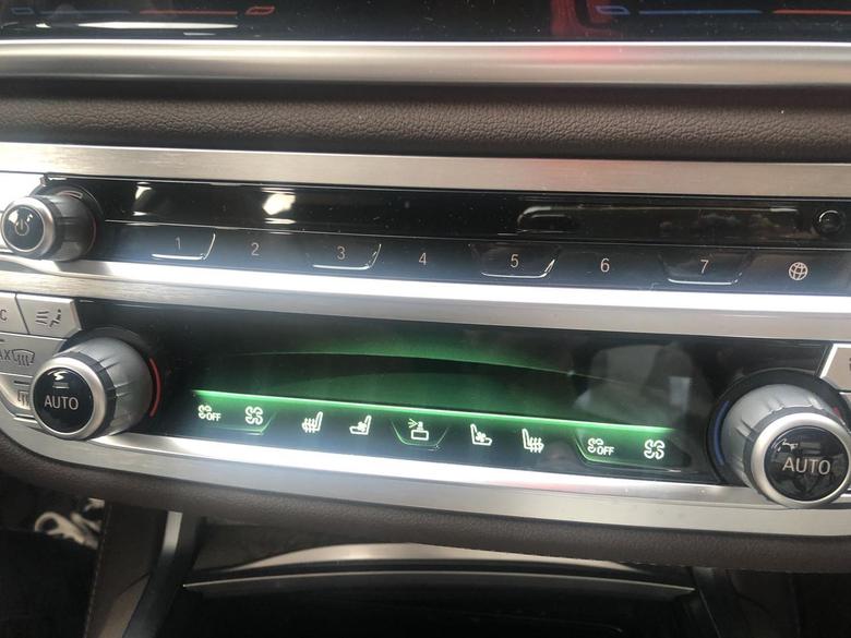 宝马7系 740空调面板显示屏变绿，请问大神怎么解决？跟氛围灯没关系，跟驾驶模式颜色也没关系，开车过程中自动变色了，如图求解。