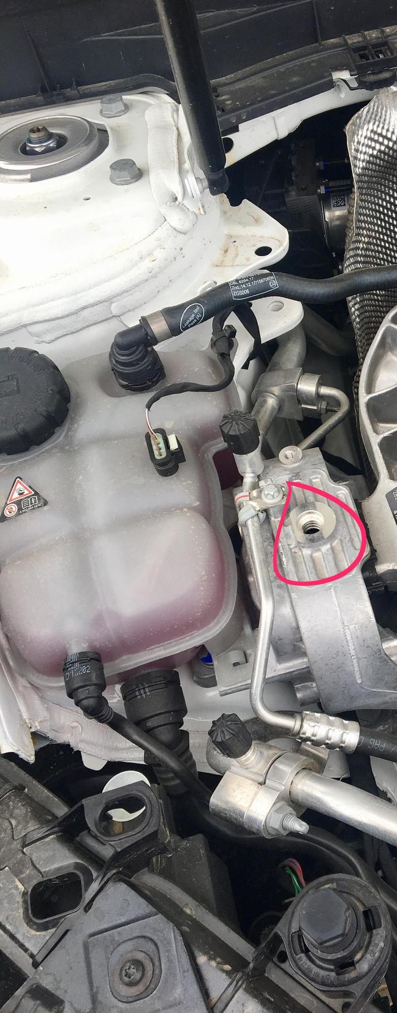 奔驰glb 发动机边上的螺丝孔是什么，洗车时候有影响吗？需要遮挡不？