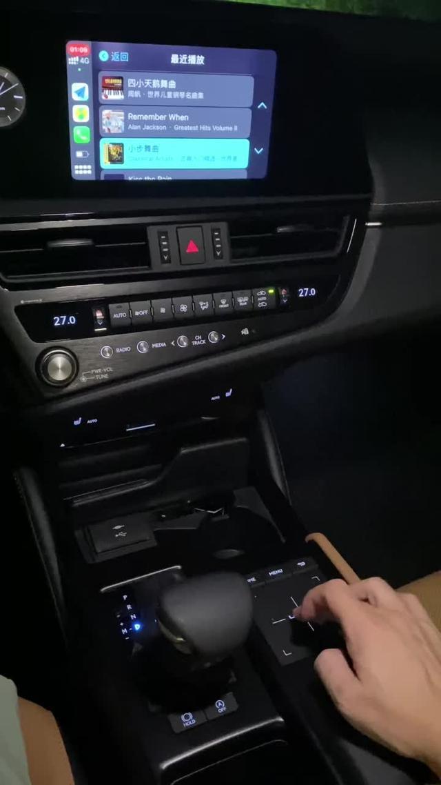 雷克萨斯es ES自带的触控板操作习惯了，其实挺方便好用！但一旦进入CarPlay盒子，操作就只能“左右”操作！