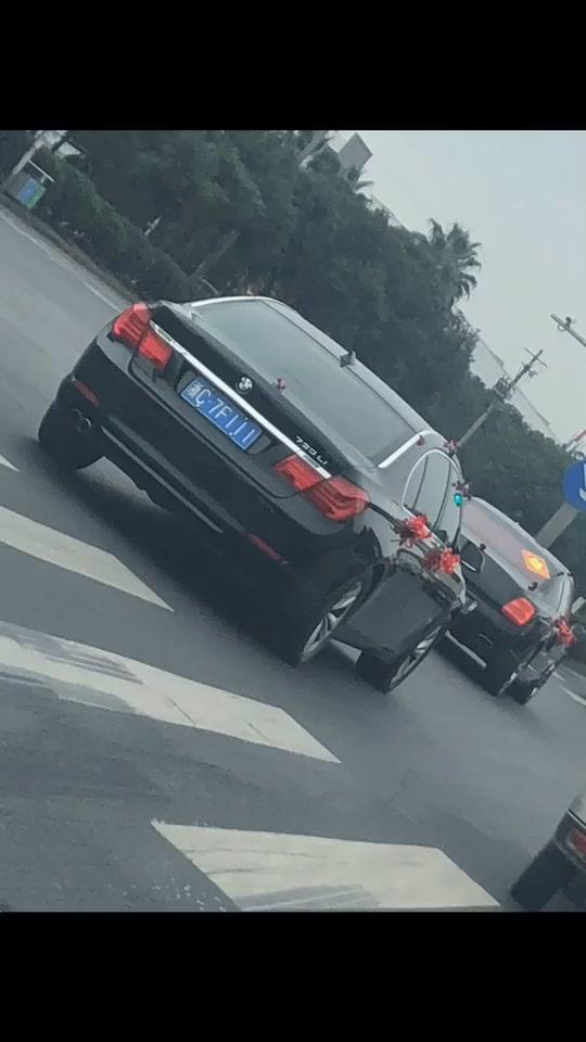 上高速路上偶遇婚车，应该是上海姑娘嫁温州，好幸福，后面全是宝马7系