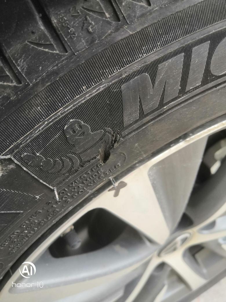 雷克萨斯es 轮胎侧面烂了点影响高速使用吗需要更换吗