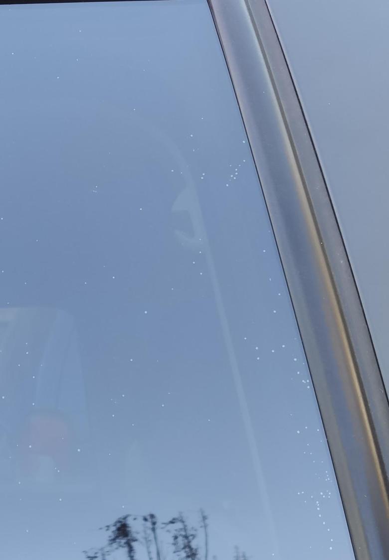 桑塔纳 4S店赠送的贴膜贴成满天星，闹心。怎么整？？