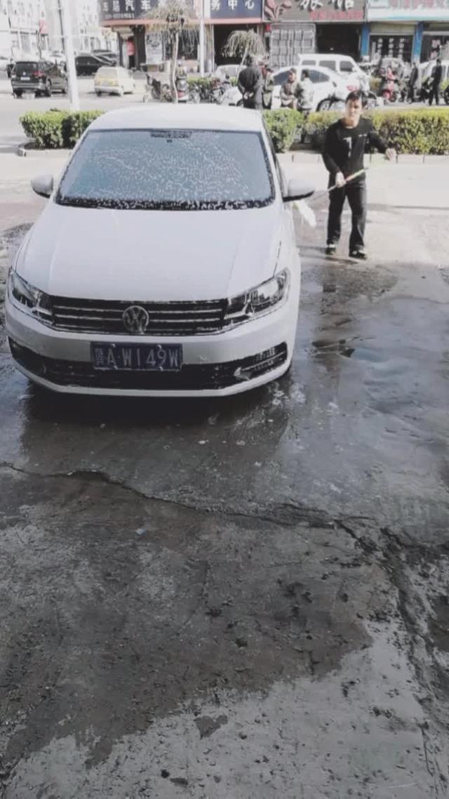 桑塔纳 今天天气不错，过来洗洗车。