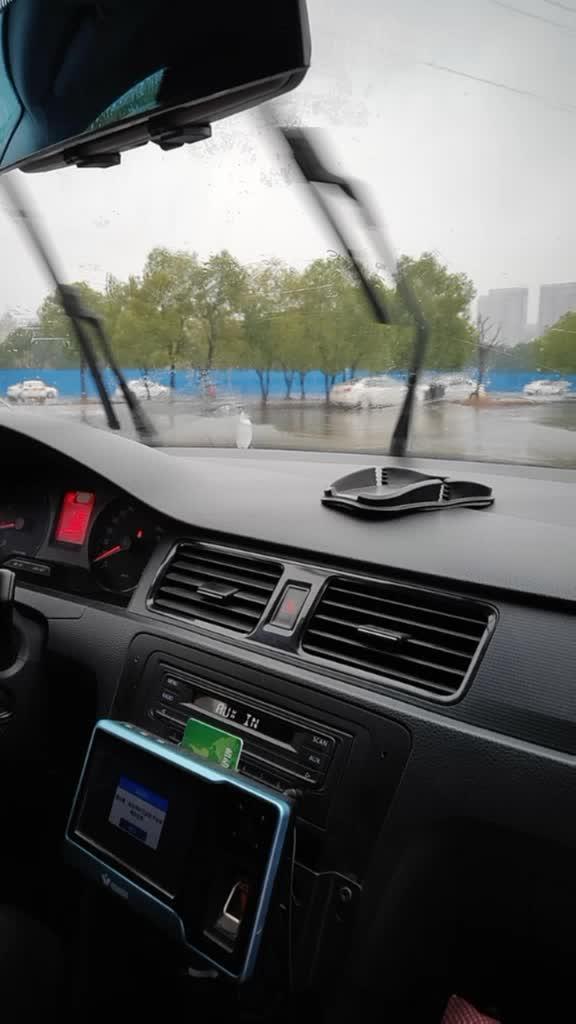 桑塔纳 风雨无阻，雨中练车