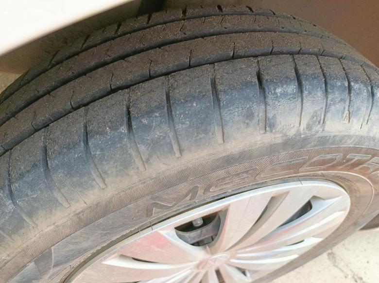 桑塔纳 两年两万五千公里，四个车胎边都有这种小细纹怎么回事，正常吗？