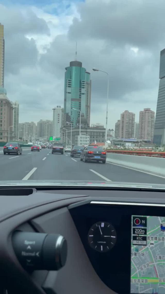 雷克萨斯es 进了上海市区才能显示10w蓝牌的价值