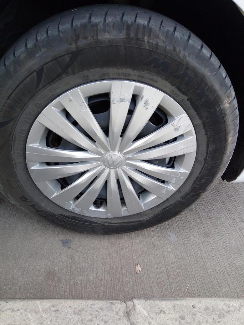 桑塔纳 轮胎擦到马路上了，一圈黑印有事么，影响跑长途吗？