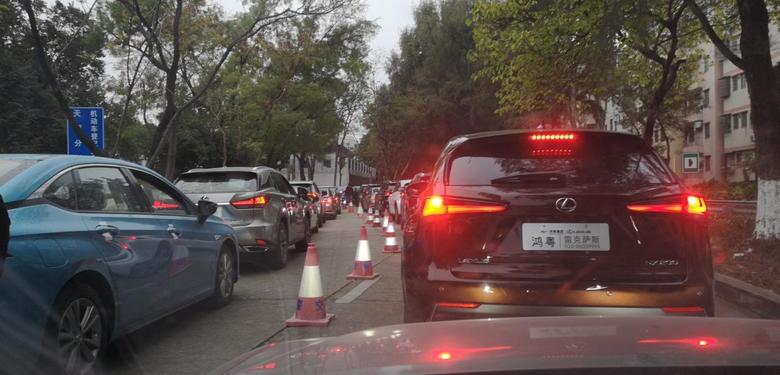 雷克萨斯es 周一大早7:30去广州岑村车管所上牌，估计只有广州才会这样，目测等候的时候已经有50部雷车，其余大部分是广汽Aion出租车，后面来的没数了，真的要成街车。