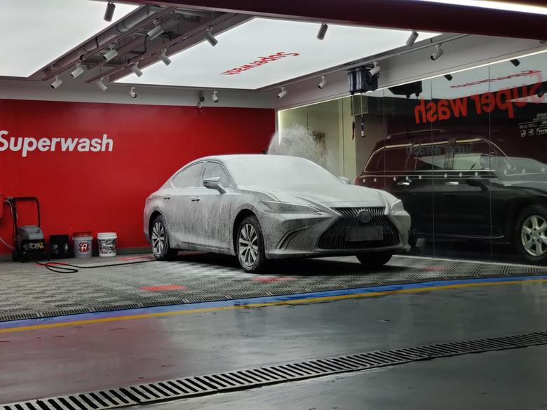 雷克萨斯es 黑色车身洗车要频繁，不然一层灰太难看了