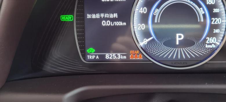 雷克萨斯es ES300h2400㎞平均实测油耗。路况属于春夏季综合路况，之前北京有气温突变的几天，早晨会出暖风，其余都是冷风，反正空调设定27度恒温，包含了北京工作日早晚高峰时段以及周末的城市快速路路况，日均行车70㎞，请问驾驶，偶尔也会抖擞几下。个人数据，仅供参考。