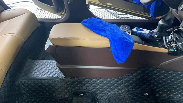 雷克萨斯es 最近装了一套全包围脚垫，要拆座椅，把脚垫坎进去，不知道会不会异响，脚垫坎进去，会对车子有损伤嘛？