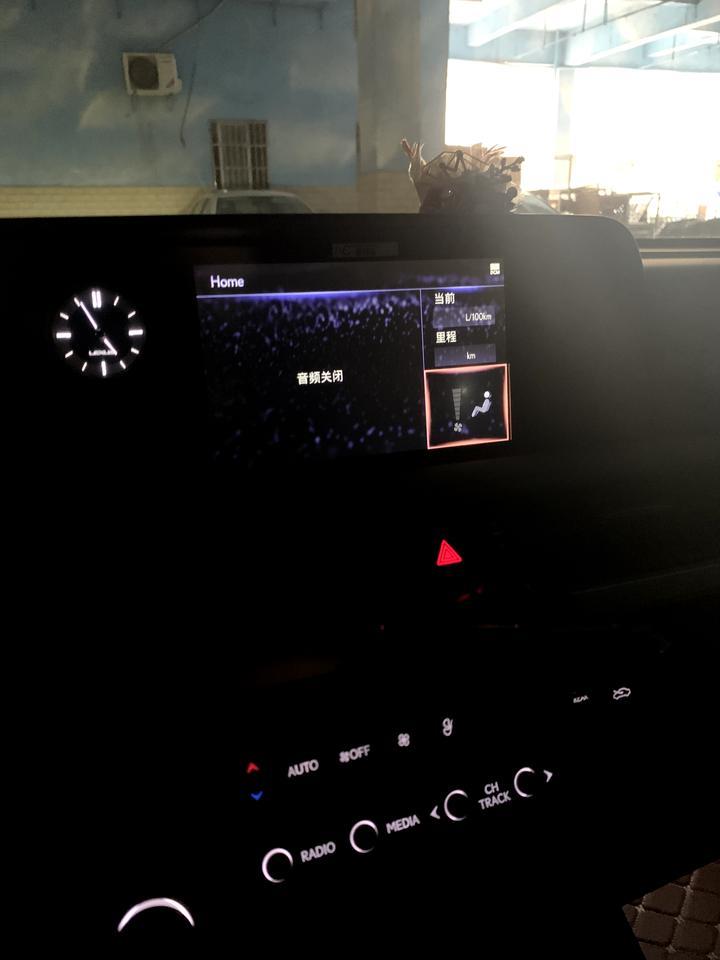雷克萨斯es 想问问车主们为啥车子一启动老是音频关闭，音频开关按钮按了，打开就是收音机，该怎么选择一启动播放的是cd或者u盘里的歌？