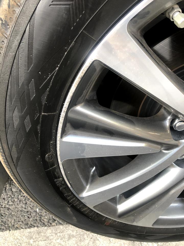 雷克萨斯es 新车第一次受伤，停路边不小心蹭到了轮毂???各位大神这个去维修店要多少钱啊？