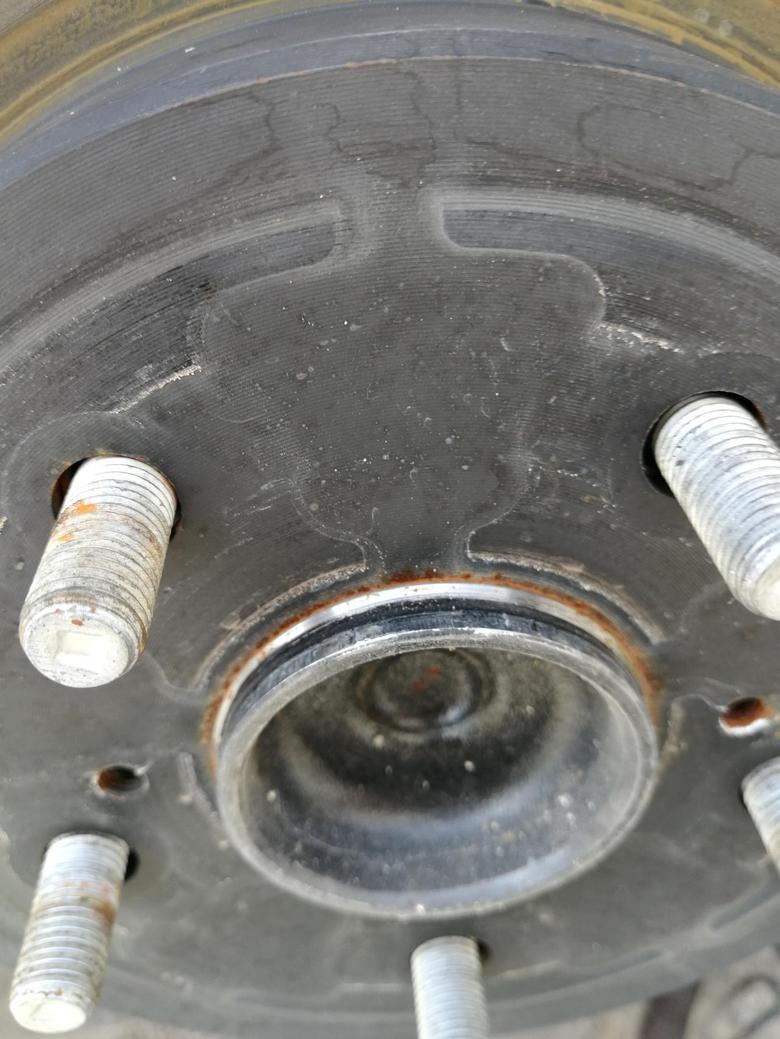 雷克萨斯es 去年八月底提的ES300h，昨天补胎，拆下轮毂发现有锈迹，正常吗？请行家帮忙看看