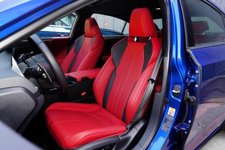 雷克萨斯es 这款车型的空间设计很与众不同，红黑搭配很有个性，时尚休闲又舒适宜人。