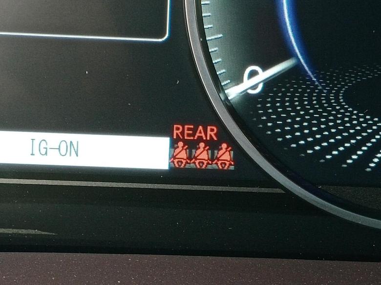 雷克萨斯es 2020款es200通电后车上仪表盘跳出REAR加地下三个安全带座位的图标，以为有问题，结果不是，官方得出的的结论是要提醒后排的人系好安全带。这个功能在深圳太实用了！