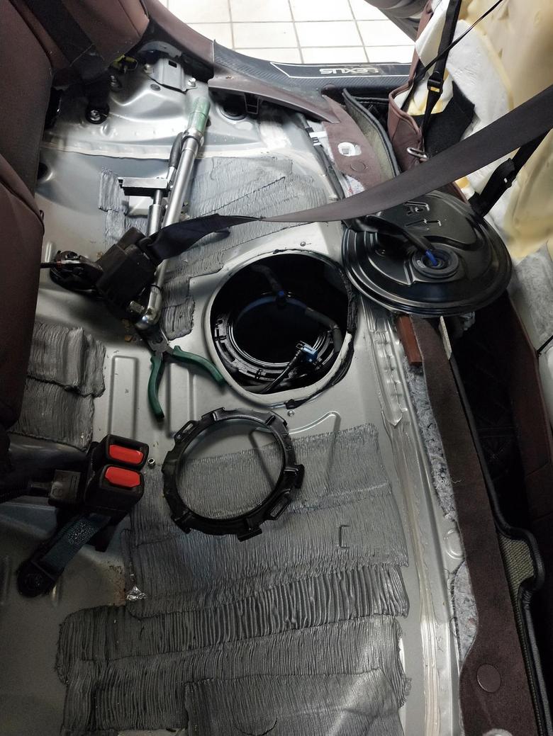 雷克萨斯es 召回更换es低压燃油泵，这东西在油箱里面，跟发动机变速箱没有关系，检查处理后车门的电控锁失效问题。