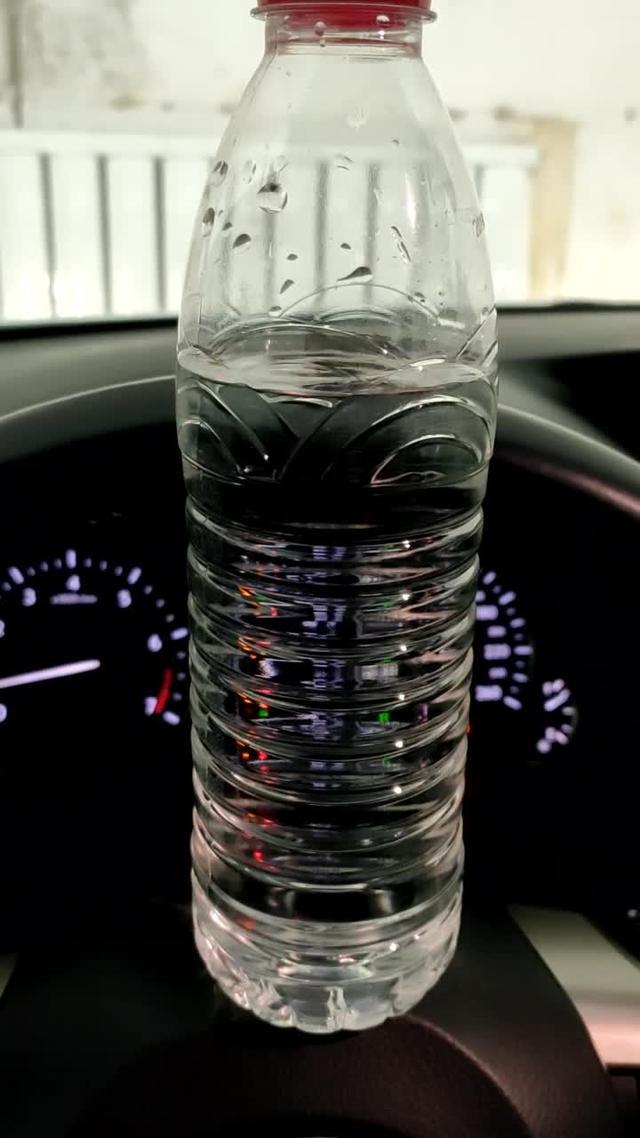 雷克萨斯ESVS皇冠，辆车均冷启动至水温正常，D档N档切换，对比车内震动，水瓶不会撒谎。