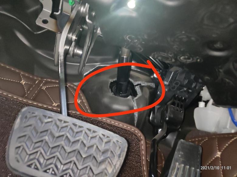 雷克萨斯es 去年10月提车的，年底时候换脚垫发现驾驶位下面有个东西被切开了！有谁解答下！
