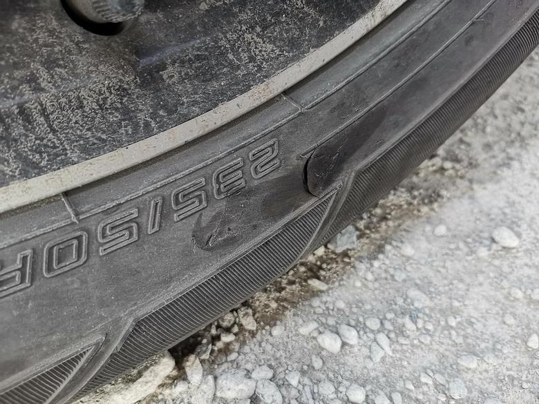 探岳 轮胎侧面被刮了一个小口，影响安全使用吗？