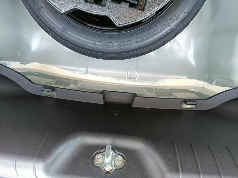 伊兰特 6月21号提的车尾后备箱下面备胎后面刮的这条胶是怎么回事，防锈吗？各位亲有一样的情况吗？
