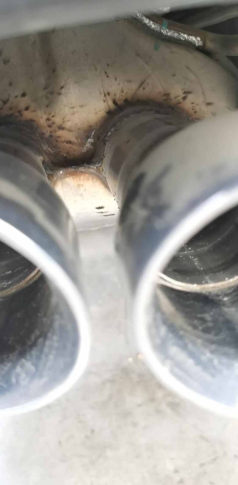 凯迪拉克CT6车底盘有三四处焊点，排气管也有，是正常的吗