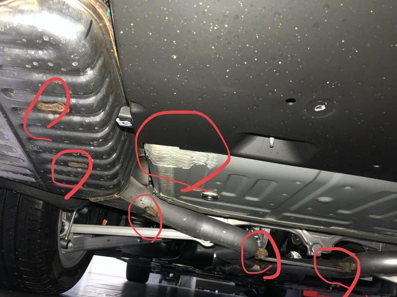 凯迪拉克ct6 车友们今天提车发现排气管这不懂是不是刮了然后还有焊接点好像生锈了一月份的车呀怎就这样的呢有没有事呀