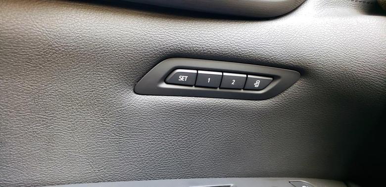 凯迪拉克ct6 车友们谁知道主驾驶门上的这几个按钮是什么功能翻阅了车辆使用手册也没有具体介绍