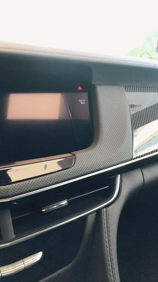 凯迪拉克ct6 我个人觉得非触屏的屏幕更能给驾驶者带来安全